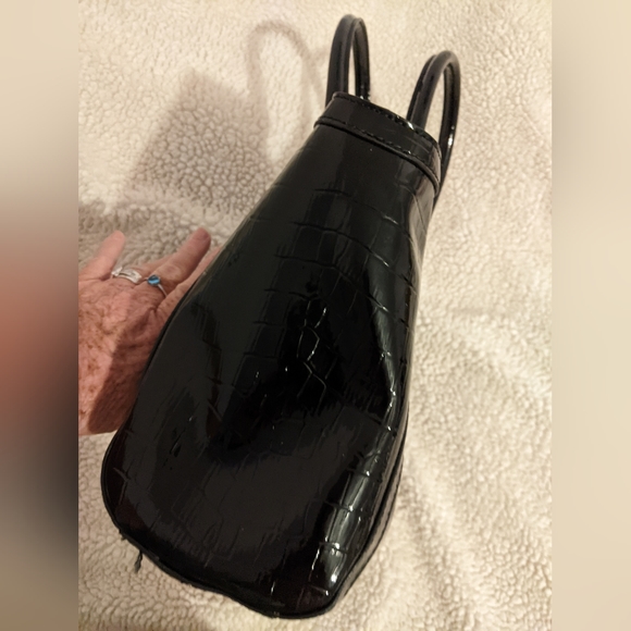 Guess crocodile embossed PVC Vinyl black tote w/shoulder straps clean interior - Picture 13 of 16